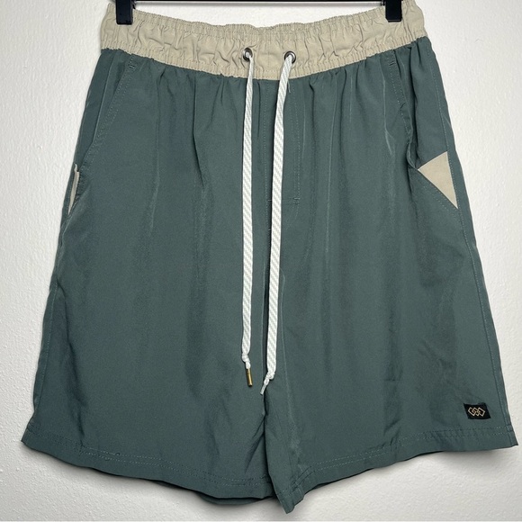 Legend Discovery Men Shorts Medium Green Pull On Flat Front Hybrid Outdoor - Picture 1 of 8
